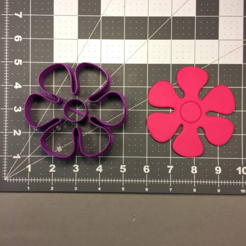 70's Flower 102 Cookie Cutter